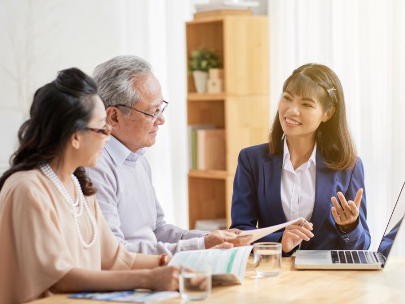 Agente de seguros hispano asesorando a cliente