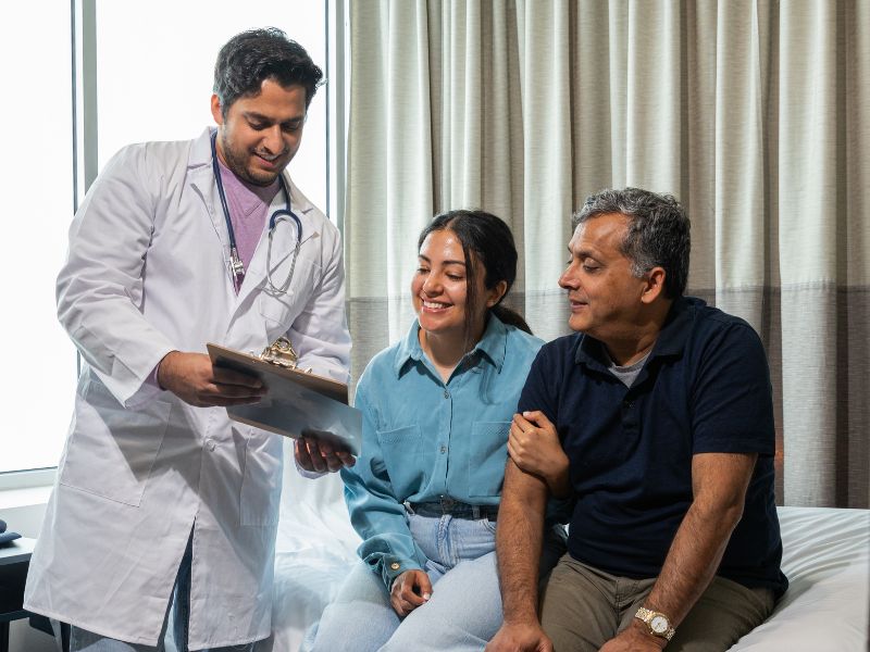 Doctor atendiendo pacientes en clínica