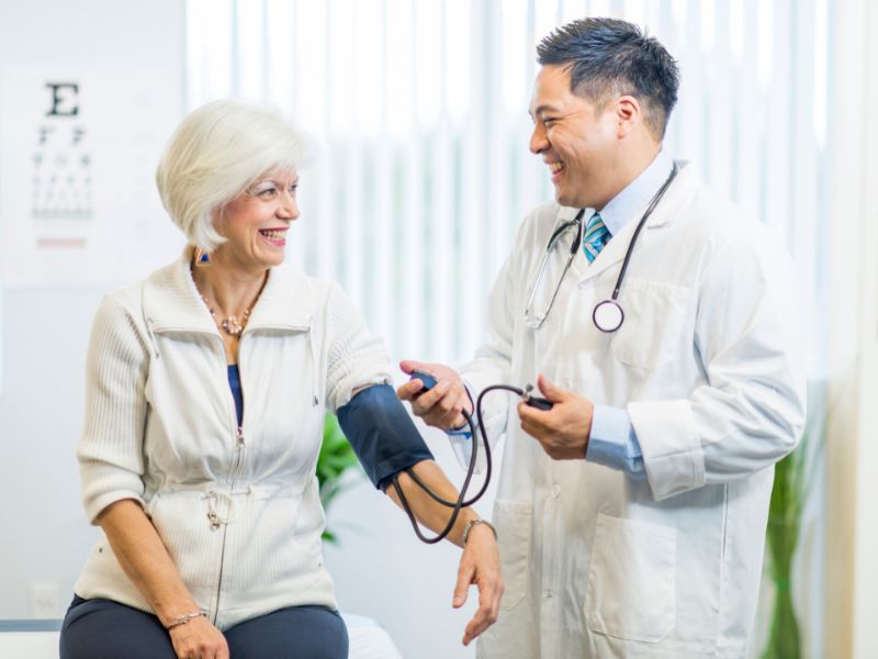 Doctor hablando con pacientes latinos Doctor hablando con pacientes latinos