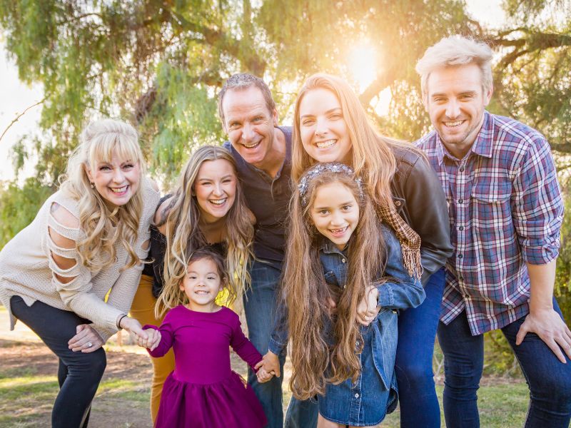 Familia hispana celebrando juntos en USA