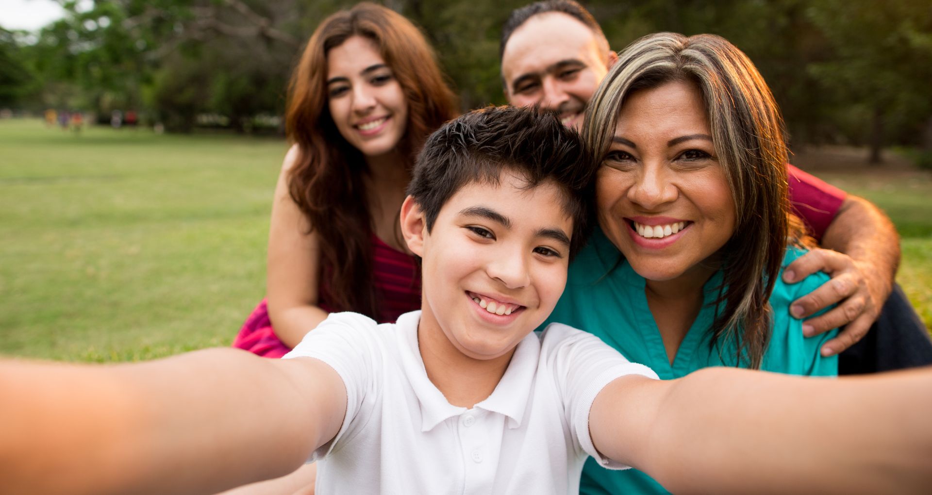 Familia hispana sonriendo con confianza gracias a Cassandro Seguros en USA