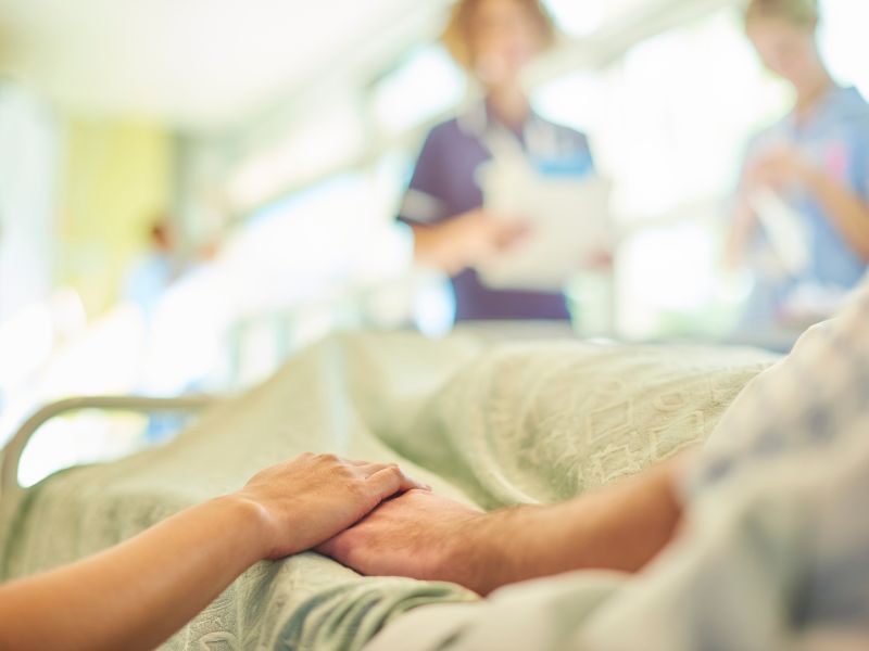 Mano de paciente sostenida por médico