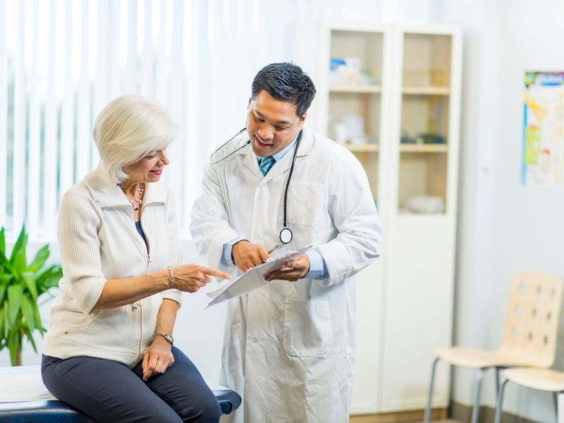Médico de confianza atendiendo paciente